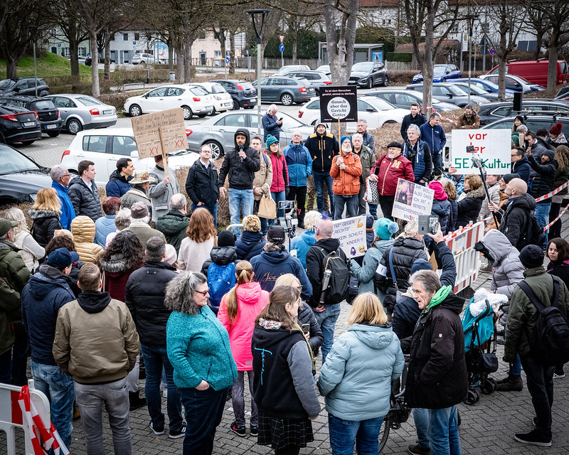 ER_Bayern's tweet photo. 🔟Bildergalerie: 90 AfDler, Verschwörungsgläubige und christlich-reaktionär angehauchte Teilnehmende und 140 Personen auf der Seite von Ingolstadt ist bunt. #draqqueen #ingolstadt #in0403 
📸https://t.co/nhFQD9TNuM https://t.co/3rKAjvTQ80