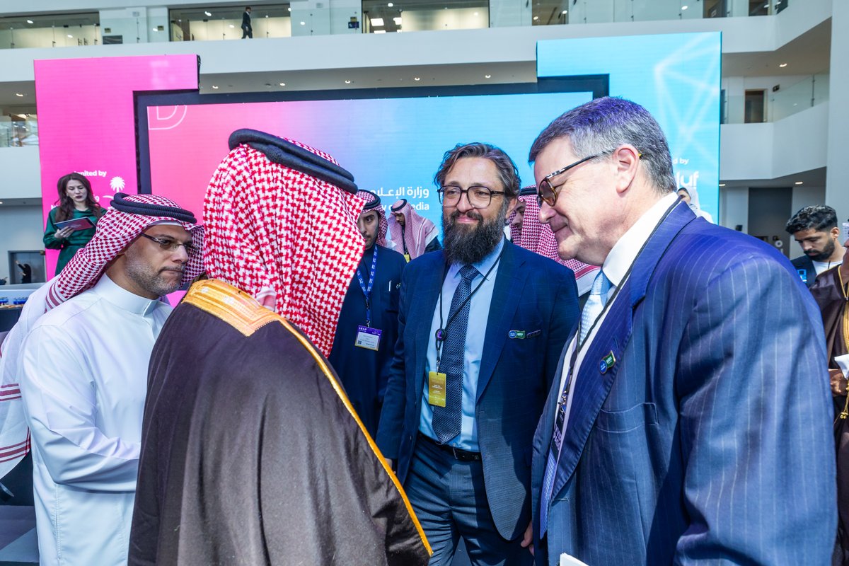 CiscoSaudia's tweet image. A Memorandum of Understanding (MoU) was signed between Cisco and Saudi Arabia’s Ministry of Media to collaborate on smart building infrastructure leveraging advancements in AI and security to support the Ministry’s innovation agenda at #LEAP24.

@media_ksa
#CiscoLEAP #CiscoSaudi