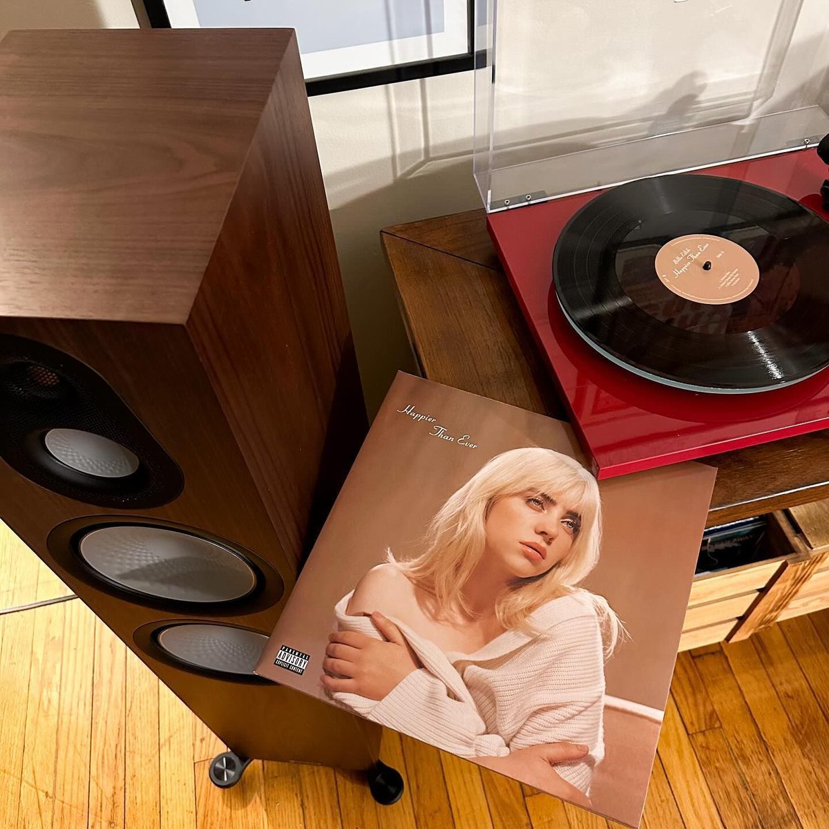 Billie Eilish continues to redefine the boundaries of pop music with her sophomore album, 'Happier Than Ever.' 🎶✨ 

📸 ig: harma808 

#collectionvinyl #lovevinyl #vinylmusic #vinylcollectors #vinyllife #recordcollectionpost #recordlover #igvinyl #recordscollection