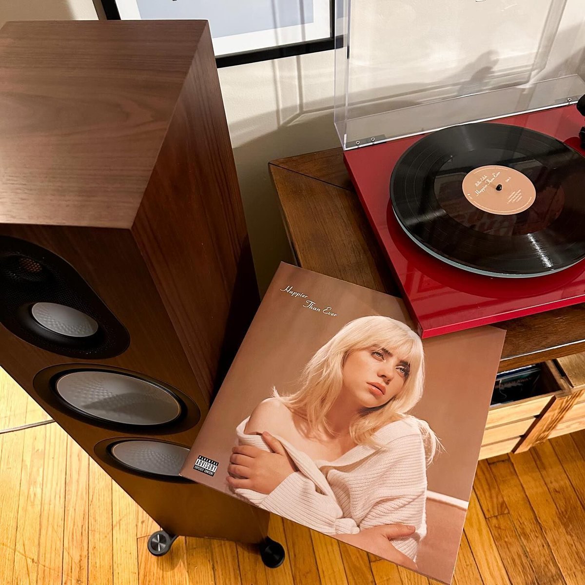 mylegendvinyl's tweet photo. Billie Eilish continues to redefine the boundaries of pop music with her sophomore album, "Happier Than Ever." ๐ถโจ
๐ธ ig: harma808
#collectionvinyl #lovevinyl #vinylmusic #vinylcollectors #vinyllife #recordcollectionpost #recordlover #igvinyl #recordscollection https://t.co/AEfYhrC2Oq