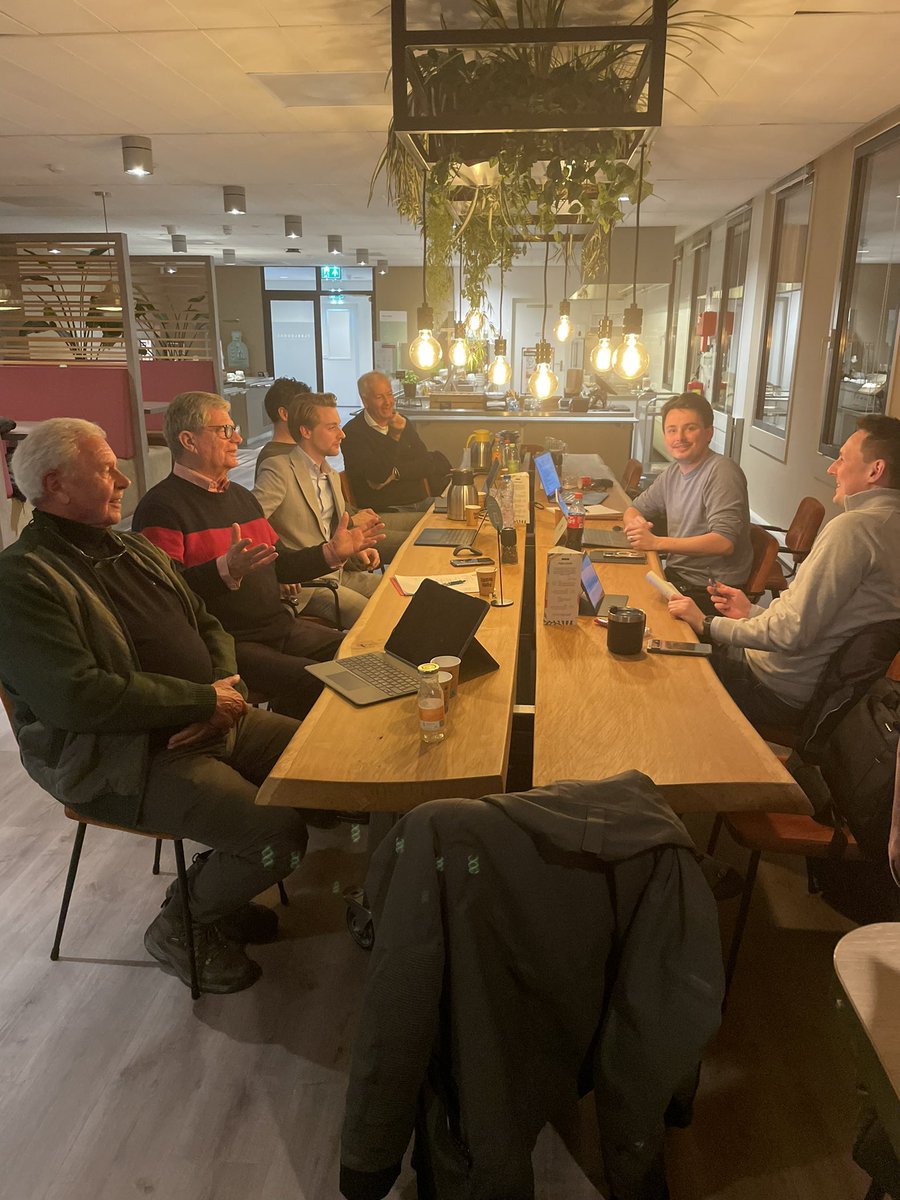 Fractieoverleg: de roerige voorgaande raadsvergaderingen bespreken, discussies over de aanstaande commissies. 🗣️Nuttig, stevig en constructief (en gezellig 🍀)