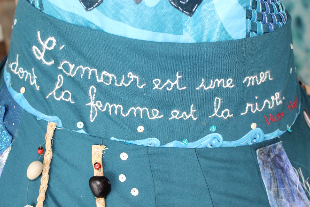A l'occasion de la #JourneeInternationaleDesDroitsDesFemmes, le musée sera gratuit le vendredi 8 mars pour toutes les femmes et demoiselles qui souhaiteront venir le visiter ! Tentant, non 😊? De 10h à 17h ! ⬇️Bel hommage de Victor Hugo, détail de la robe des communautés.