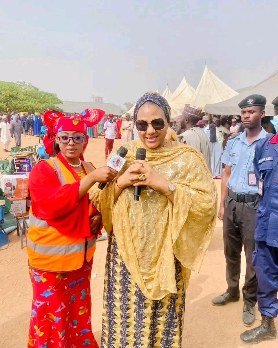 MMabdullahee's tweet photo. Federal Commissioner of National Population Commission, Hajiya Sa'adatu DogonBauchi Visited Zaria to Assist Hon. @Speaker_Abbas in Distribution of Complete Set of Granding Machine to 50 Arewa Women for Tinubu, Zaria Branch.

Thank you Mr. Speaker HoR https://t.co/HA7iJ4Bm7p
