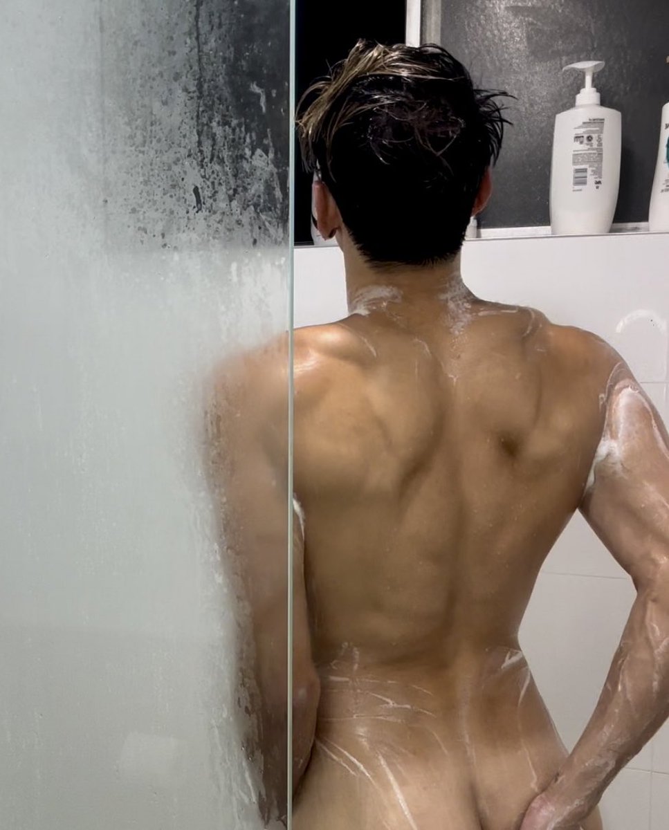 What’s going on here…. 👀 🚿 🍑