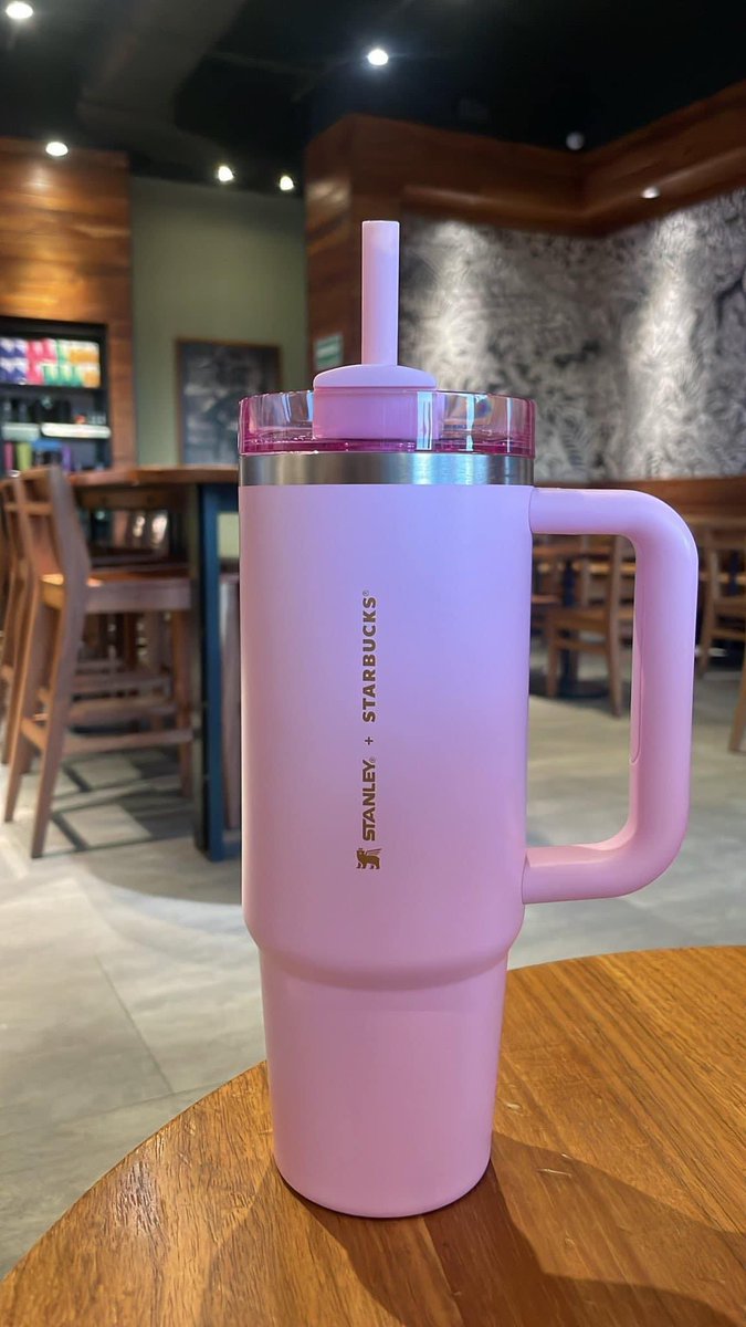 hectorfelix93's tweet photo. Amigos, necesito su apoyo. Por un lamentable error compré 15 termos rosa Stanley en Starbucks, los estoy vendiendo a $3,000 c/u, casi al costo para el que me quiera ayudar.
Starbucks Stanley Rosa https://t.co/wD3er86adZ