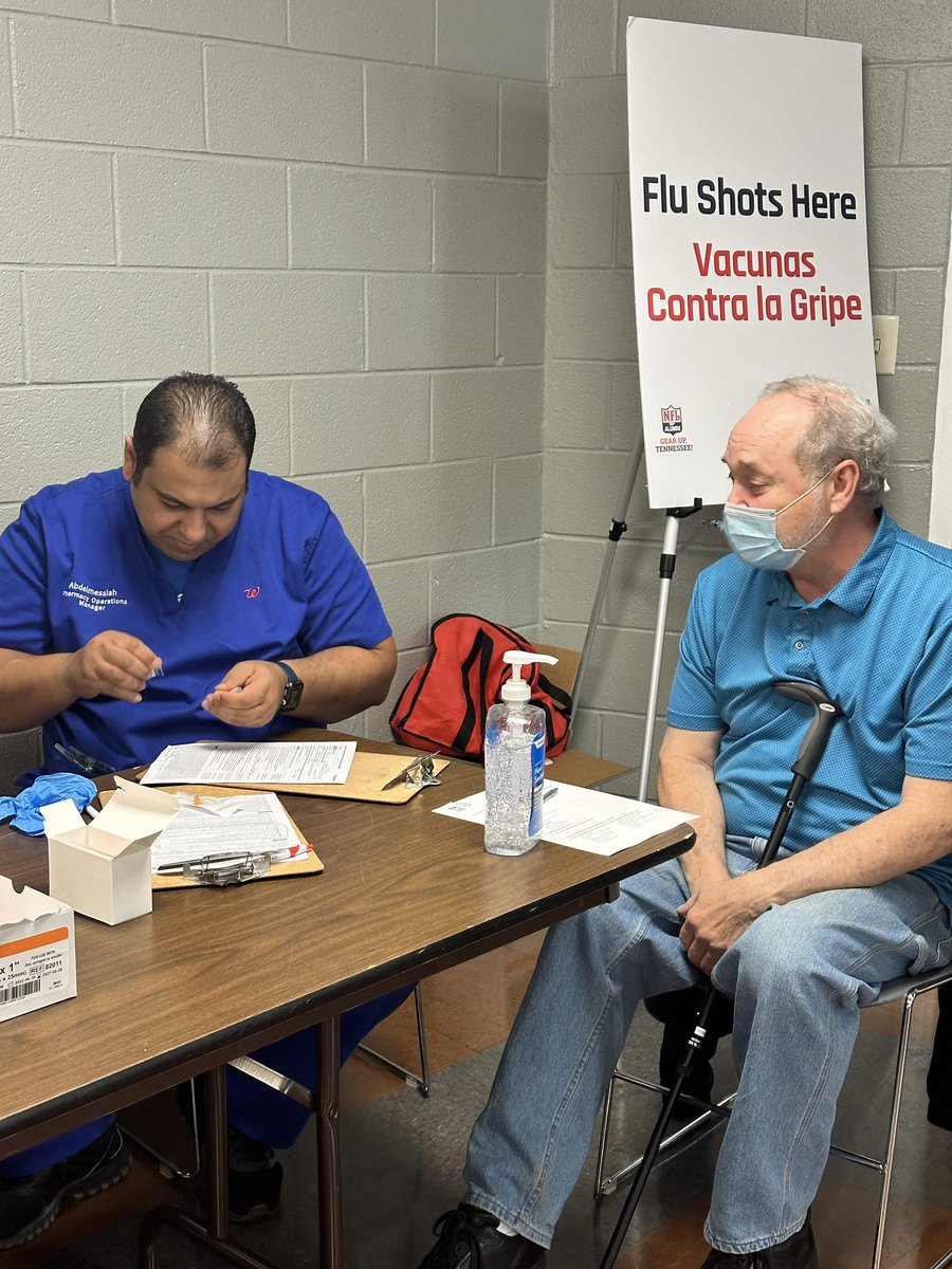 Another great event for #GearUpTN! At this weekend’s town hall hosted by @nflatennessee, CEO Roundtable on Cancer, @tnceal and @NashvilleMDHA, residents at Vine Hill Studio Apartments got their questions answered regarding COVID-19, vaccines, cancer prevention and detection.