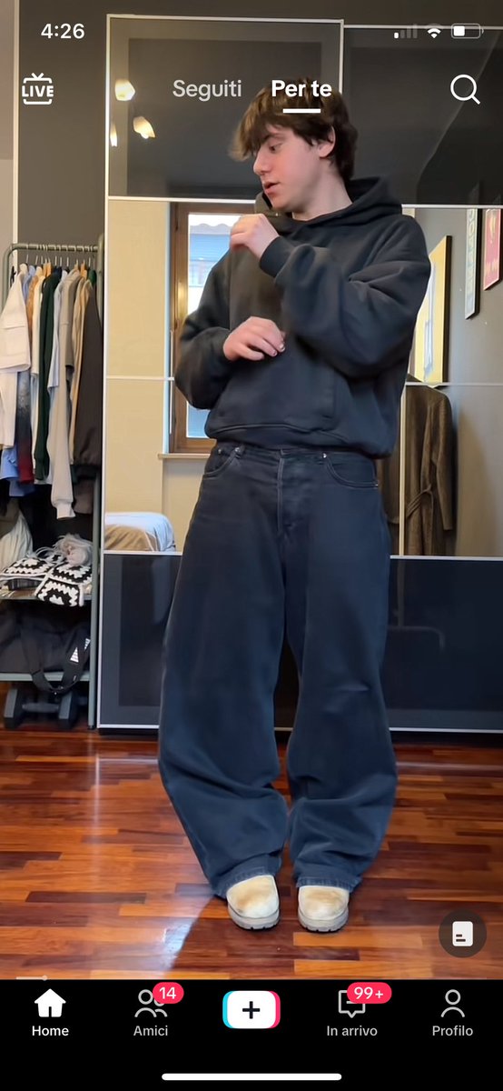 chi sistema i baggy così pensando sia figo è da rinchiudere e buttare la chiave
