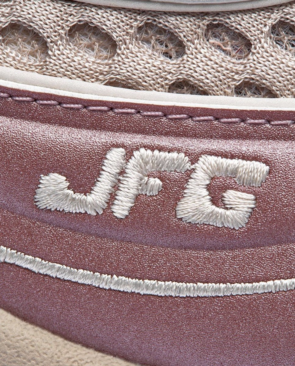 StreetFashion01's tweet photo. Joe Freshgoods is Bringing Back The New Balance 1000 silhouette from 1999!🖤 https://t.co/pqUrGKafRX