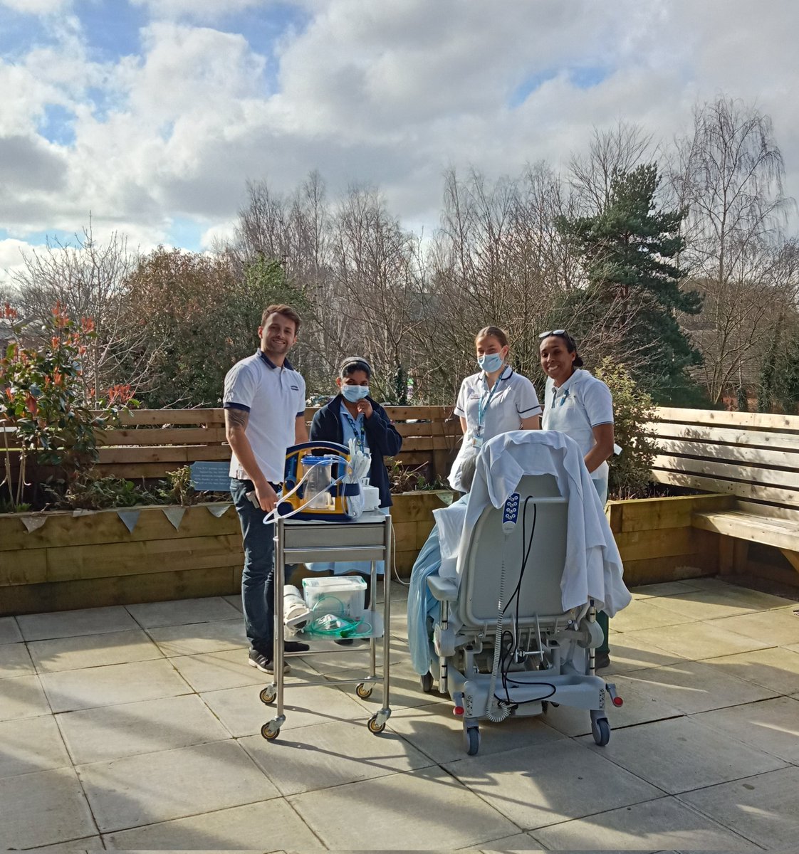 Next week is #worlddeliriumday - taking patients outside has been shown to reduce delirium. Big shout out to our nursing,physio &amp; OT team today for doing this today 👏 #rehablegends