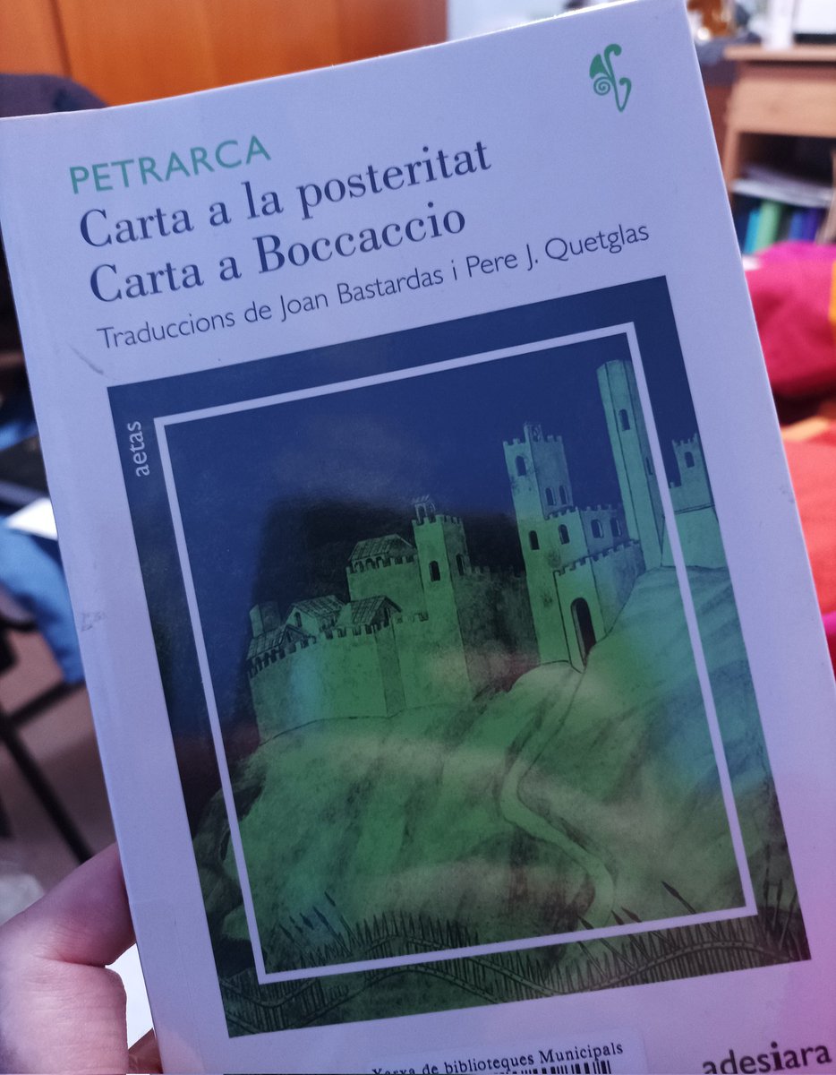 Quina concisió amb el lèxic, quanta poca floritura sobrera i embafadora, quanta saviesa i llum desprèn Petrarca. Diu allò just i necessari. És lleuger i profund. 
@ADESIARAEDITORI #petrarca #bocaccio