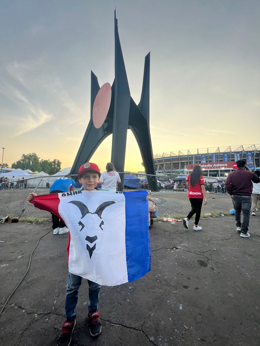 JeSvS76's tweet photo. @Amauryvz @Chivas @chivastvmx @CH14_  @ChivasFemenil @TUDNMEX @CruzAzul @AztecaDeportes @EstadioAzteca @FMF
Le pasó al pequeño de una amiga.

No es la manera de actuar en contra de un menor ilusionado de ver y apoyar a su equipo Favorito.
#ConLosNiñosNO #Chivas #NoEsSeguridad https://t.co/GfU4KTiATE
