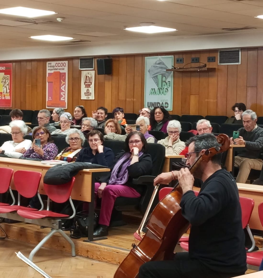 Qué presentación tan especial de #libros_con_memoria en Las Trece Rosas! de la mano de <a href="/feccoo/">CCOO Enseñanza</a> <a href="/CCOOMadrid/">CCOO de Madrid</a>, <a href="/IsabelAlonsoDav/">Isabel Alonso Dávila</a> y <a href="/BEBES_ROBADOS_/">MIS NIÑOS ROBADOS</a> , con la música de David Ortiz. Represión, campos de concentración,  bebés robados... Aprender nuestra Historia para no repetir errores❤️
