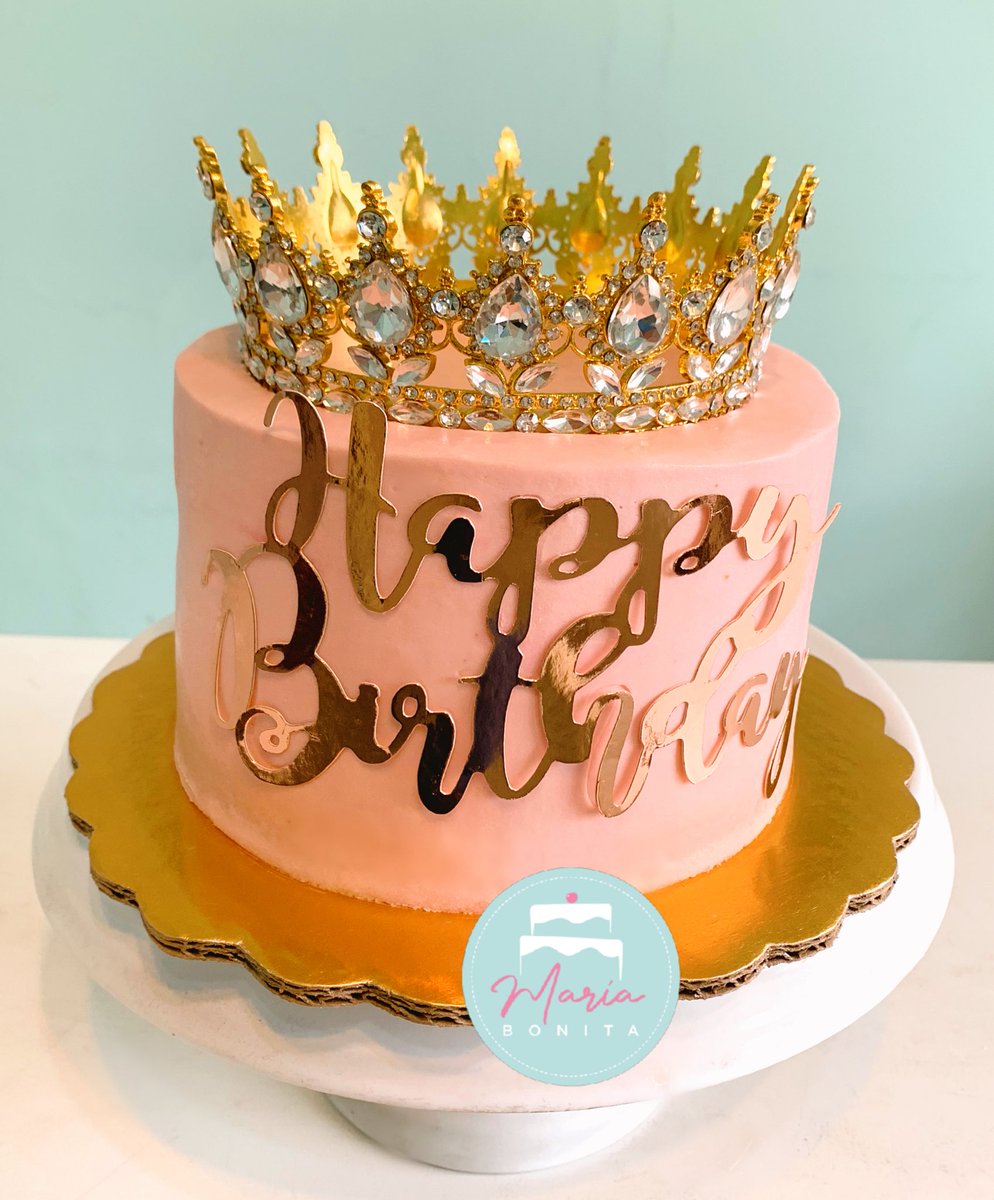 Pink Cake! 🩷👱‍♀️👑
Pastel con bizcocho de vainilla 🍰 relleno de cajeta 🥰 cobertura en betún de mantequilla 🧈 
WhatsAap 📲844.218.4996
Facebook 💙 @MariaBonitaPasteleriaSLW
Instagram 📸 @mariabonitapasteleriaslw 
#saltillo #slw #princesscake #pinkcake