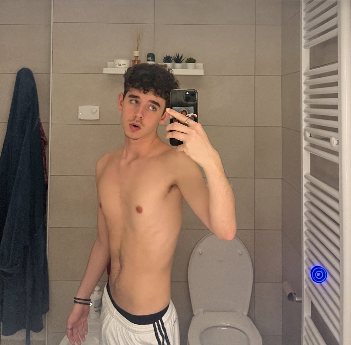 hereislow's tweet image. approviamo il pizzetthoe?