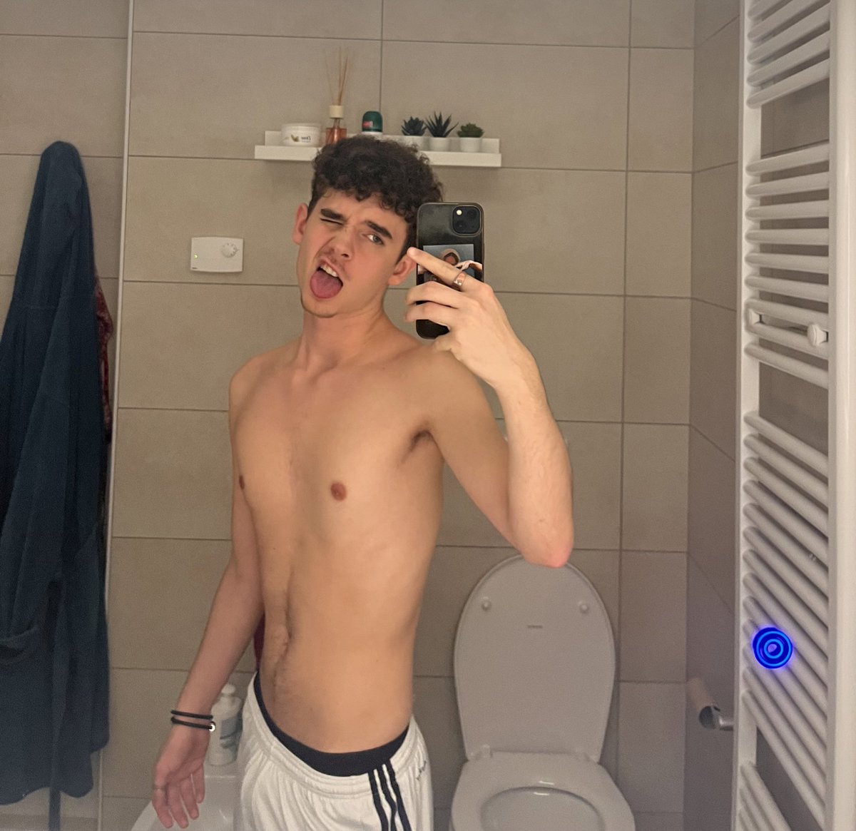 hereislow's tweet image. approviamo il pizzetthoe?