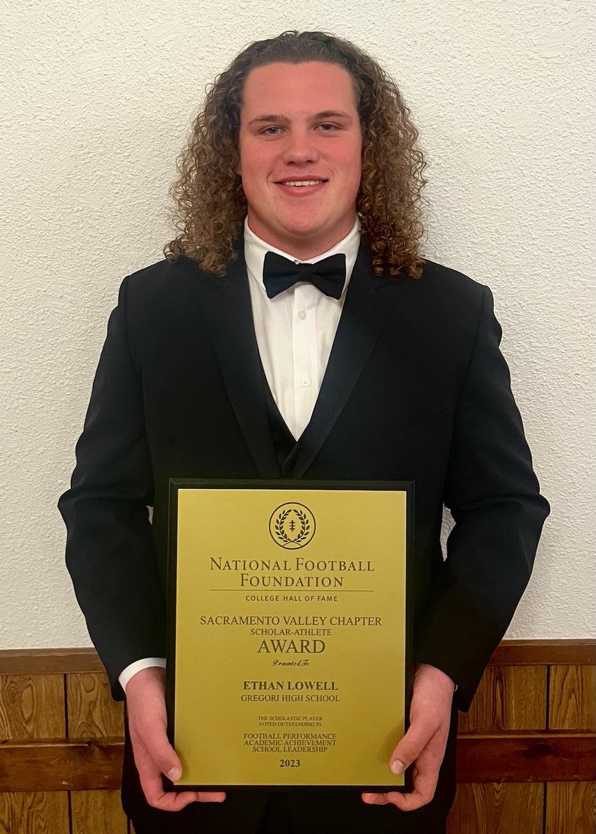 Congratulations to @EthanLowell57 who was recognized by The National Football Foundation/College Hall of Fame, Inc, Sacramento Chapter as a scholar athlete this past weekend! Well deserved...Great job! #jagup #jagcity