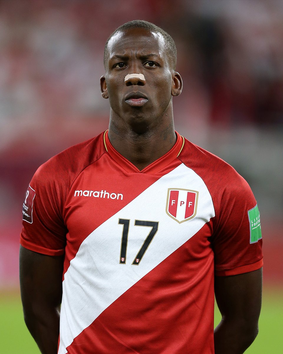 Luis Advíncula en la Selección de Perú.