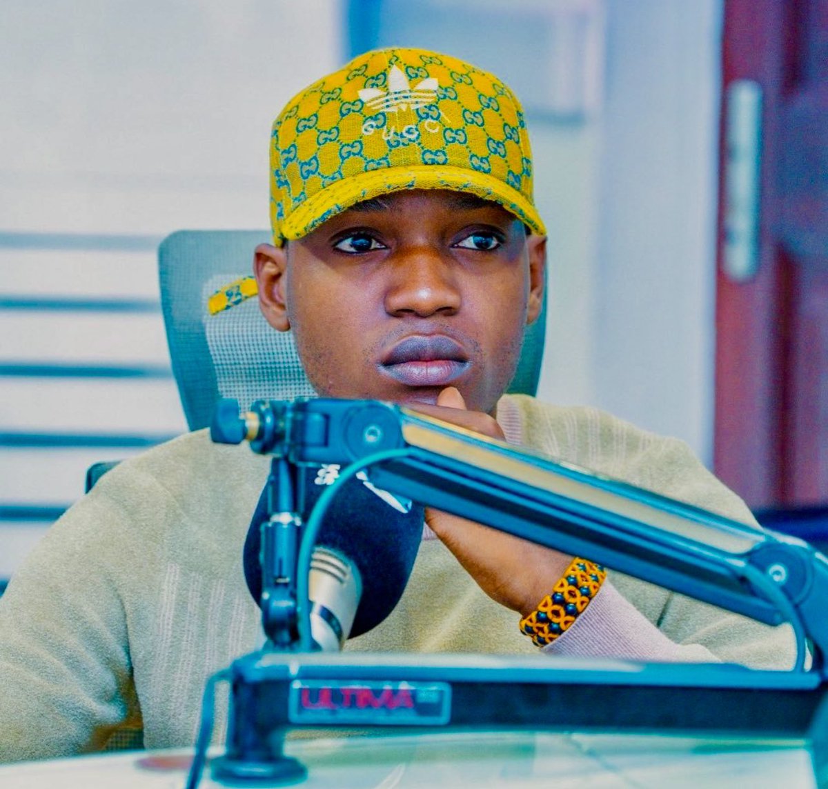 USISAHAU Mwanangu kazini sio sehemu ya Marafiki ama Undugu, kazini ni watu mnaokutana kwa ajili ya lengo maalum la taasisi, wengi wamesalitiwa na waliodhani ni Marafiki, wengi wamepoteza kazi kwa kuhamishiwa maneno, Rafiki leo mnamsema Boss na kesho anaenda kufikisha kwa Boss.