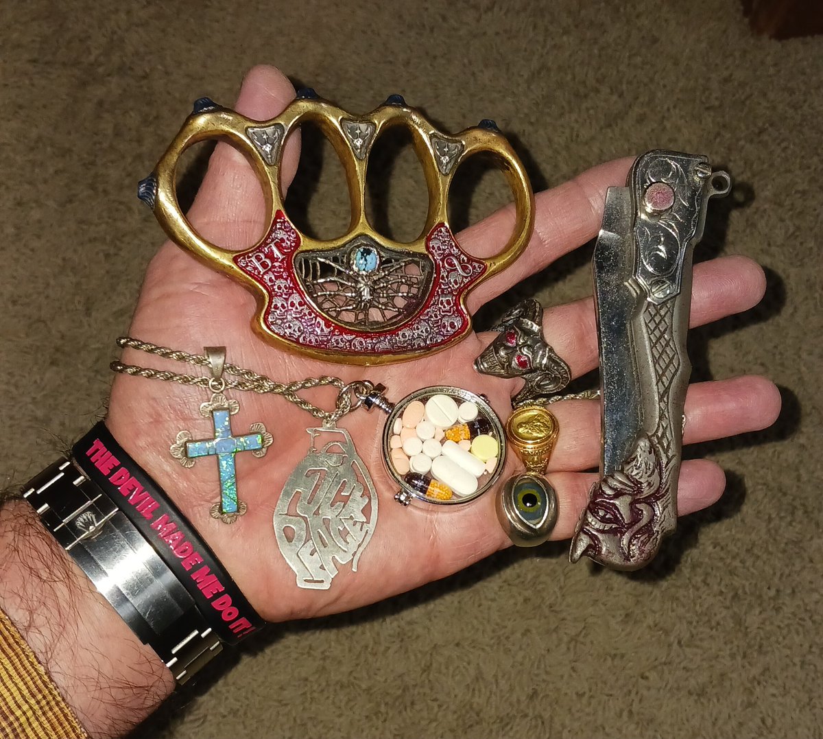 BillyTrident's tweet photo. #brassknuckles #edc #everydaycarry #knife #switchblade #HeavyMetal #lostwax #MetalGearSolid #GrandTheftAutoV https://t.co/JcUAfTJh1r