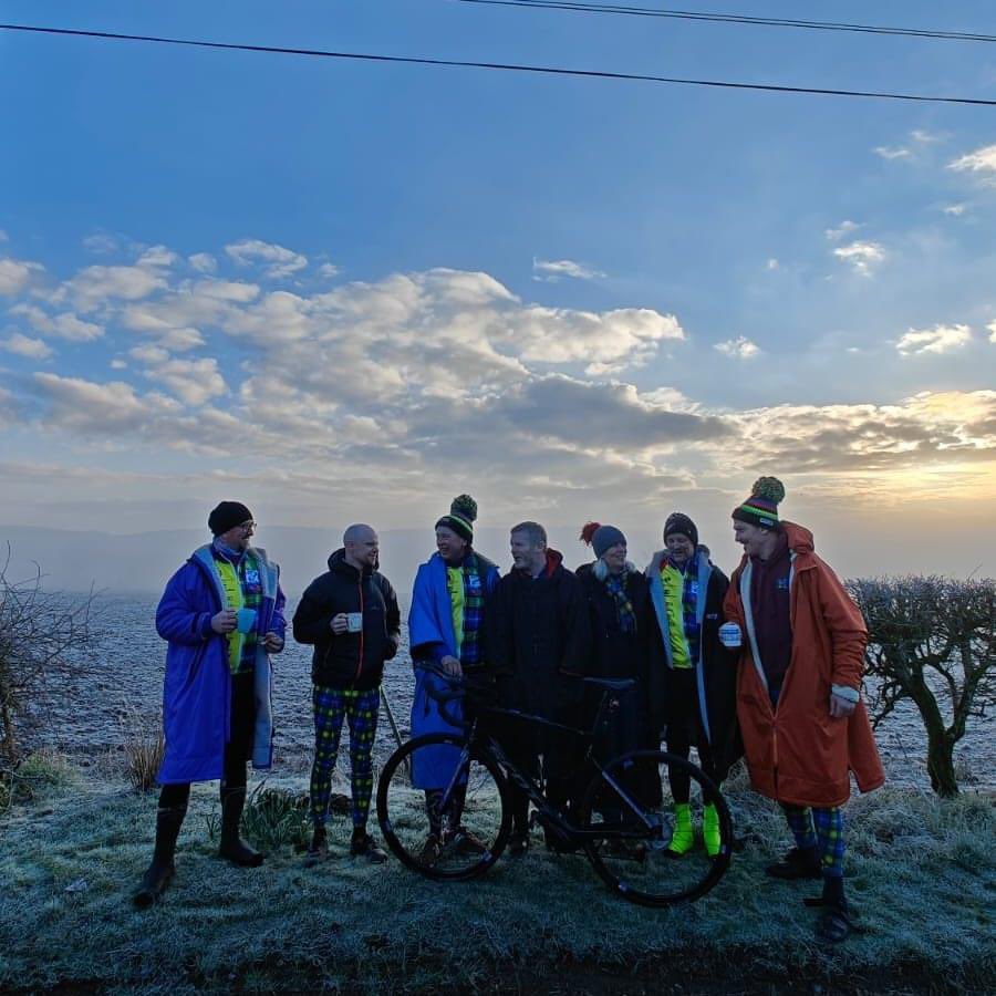 What a great shot of one of the several cyclist teams in the All Roads Lead to Rome fundraiser for @MNDoddie5 Foundation. This is Rob Wainwright’s team stopping for a cuppa in the Borders with Kathy Weir. ☕️ Raising funds for MND research. 👏🏼👏🏼 #mnd #als Dodd1e'5 Gr4nd S7am Team
