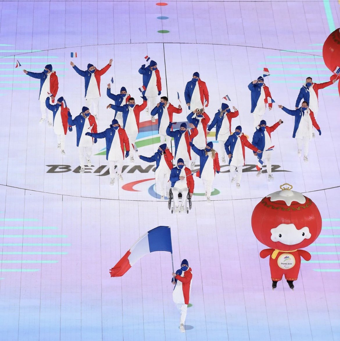 DavietBenjamin's tweet image. Le 4.3.22, je portais le drapeau de la 🇫🇷 pour l’ouverture des JP de Pékin. Le contexte géo-politique était compliqué, les polémiques nombreuses, le covid faisait encore des vagues et pourtant c’était magique. Quel honneur d’avoir tenu ce rôle, qui n’était pas un demi-rôle. Merci