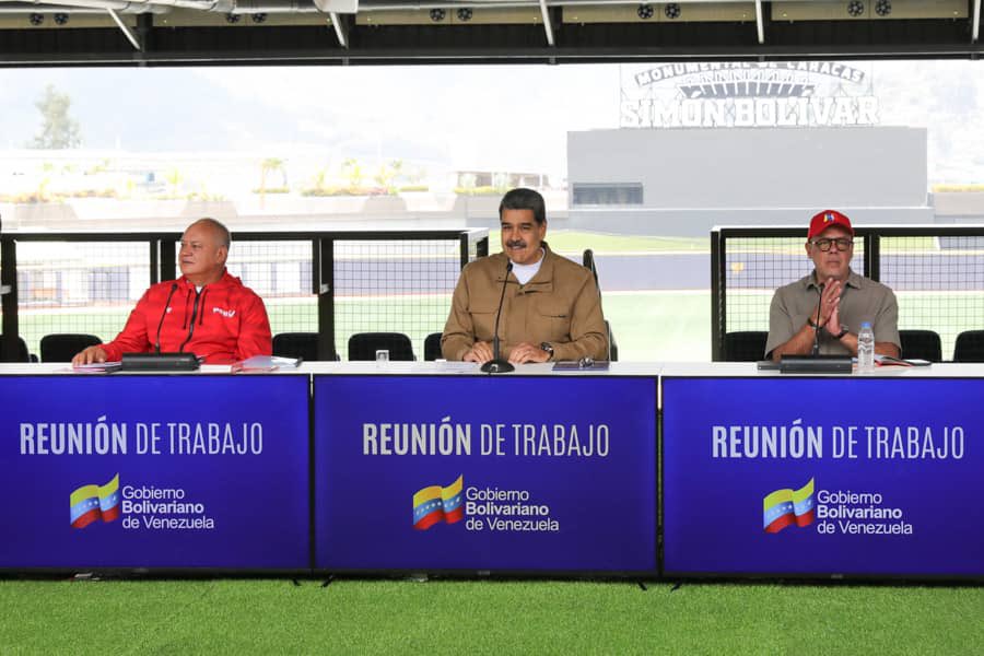 Excelente reunión de trabajo con el Presidente @NicolasMaduro y el Alto Mando Político Ampliado de la Revolución hoy lunes #4Mar. 1) Alinear toda la fuerza del gobierno a nivel Nacional, Estadal, Municipal y comunal priorizando • El 1x10 del Buen Gobierno (Centro del…