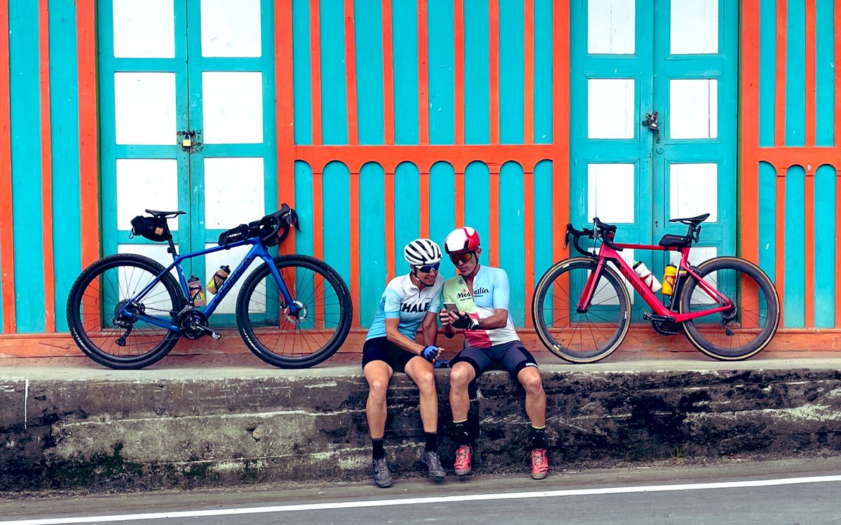 Longest road climb in the world? Oh go on then… Alto el Sifón. Summit at 4150m. Climbing for 95km. Was a touch cold on top 🙈😱 You won’t believe it. Film to follow. 😂 @thebricksession didn’t cry (?) (That’s Alberto our Colombian friend/fellow nutter in the photo)