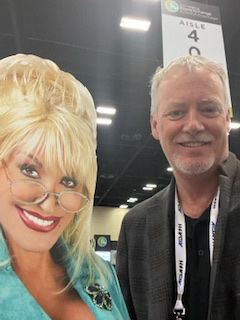 Phoventus's tweet image. We are ready for the Tech Advantage Expo in San Antonio TX - and look, you never know who you are going to meet! LOL #TechAdvantage24 #ElectricCoop #Rural #USA #Energy #EnergyStorage #Solar #Engineering #Consulting