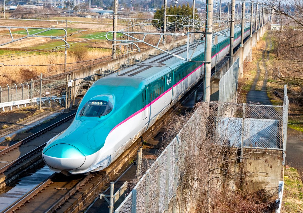 今日は東北新幹線E5系『はやぶさ』がデビューした日。 毎年必ず撮りに