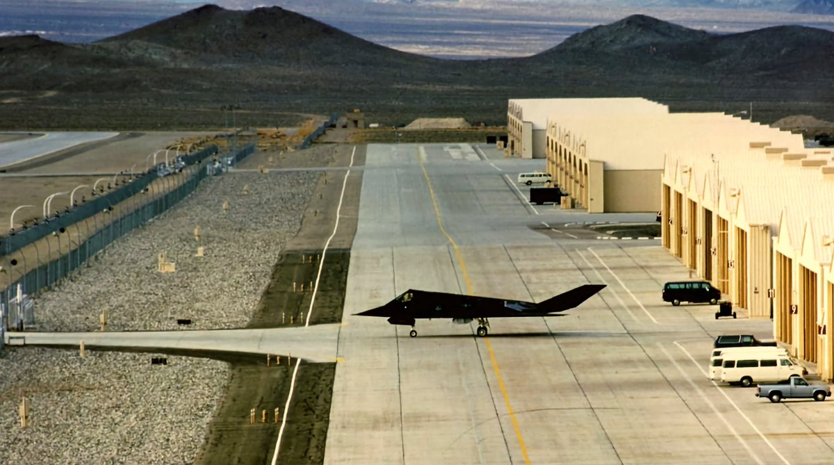 Taking a stroll! A rare sight of an F-117 rolling out toward the gated taxiway of Tonopah AFB, Navada (Circa 1990s). 16 years after being officially retired, F-117s are still operating from Tonopah, secretly 😉 #avgeeks #aviation #aviationdaily #aviationlovers #USAF