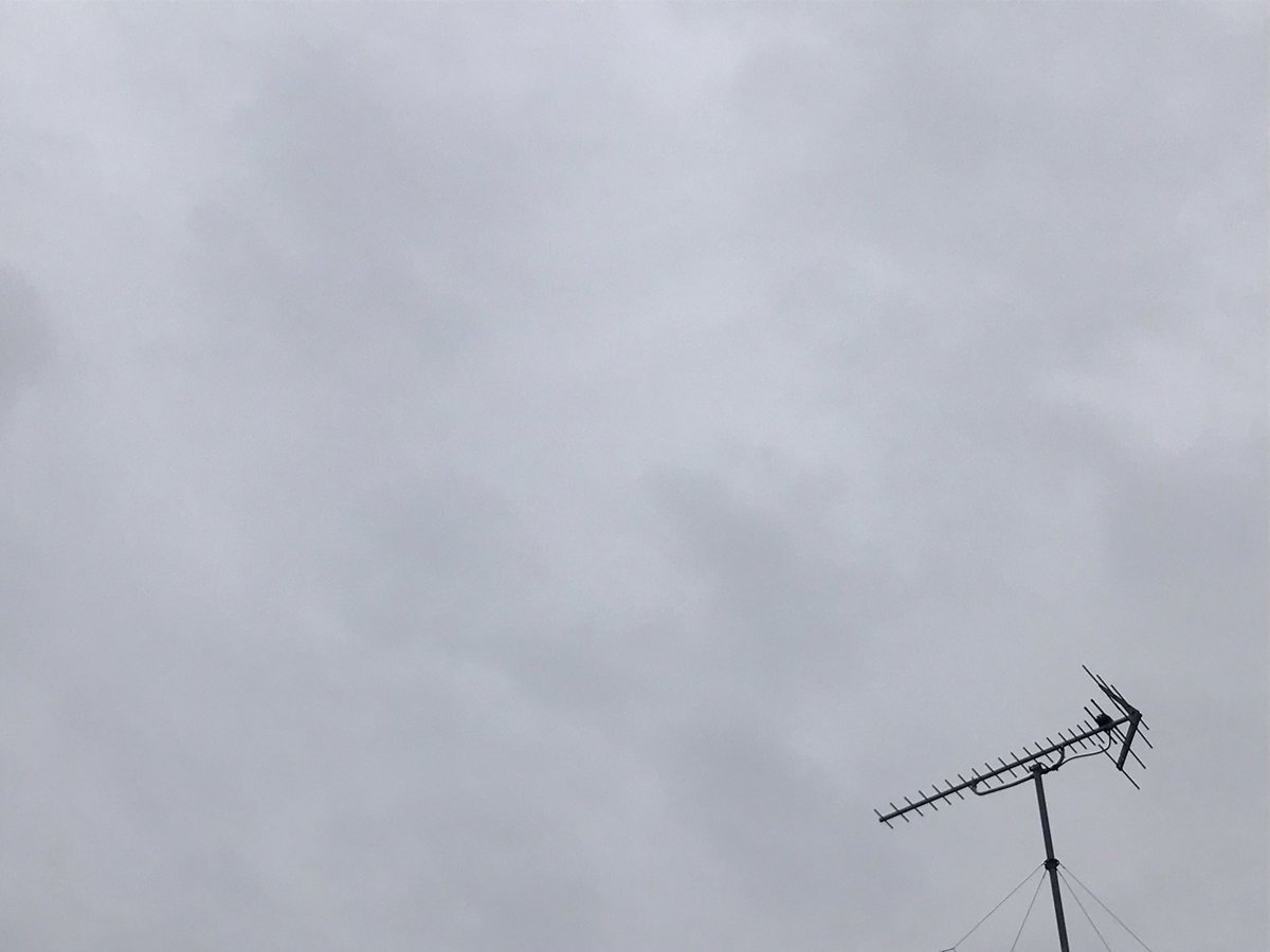 harukii_PR's tweet photo. 皆さま、こんにちは。東京世田谷の弊社上空は、一面厚い雲で覆われております。今日一日曇りのようでございます。日が差さないと寒いですね〜。そして空気がとても乾燥しております。K粉症の皆さま鼻と喉をお守り下さい。栄養をとって、無理は禁物ですよ。今日も一日お元気で！ https://t.co/ism1kgNJb6