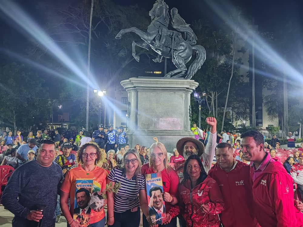 PartidoPSUV's tweet photo. 📍Iribarren

Pueblo de las parroquias del municipio Iribarren se reúnen en la Plaza Bolivar para reavivar el compromiso por la defensa del Legado del Comandante Chávez.

#MarzoDeVictorias https://t.co/Xy28v96HO5