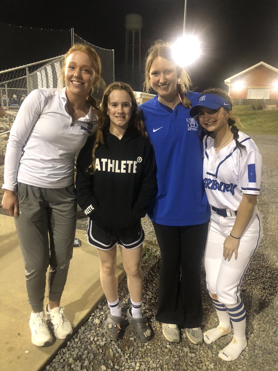 Enjoyed some Marbury Bulldogs softball🥎! Thank you Elizabeth Woodfin (Pitcher-Florida SouthWestern commit), McKinley Tatum (2nd base-Wesleyan commit), and Sara Roeten (CF-Southern Union commit) for taking a picture with me after the game. Go Dogs!!! #softballlife #lovethegame