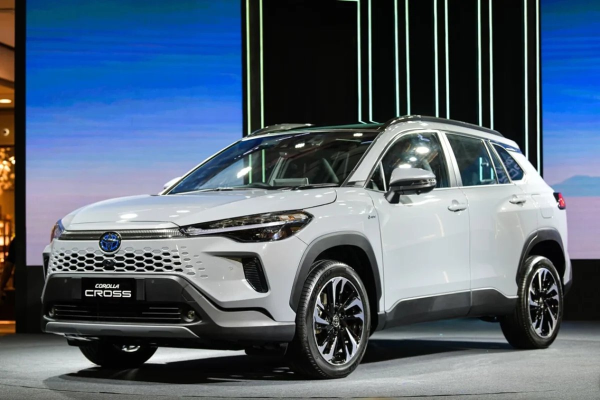 responsejp's tweet photo. 3輪モビリティ「i-ROAD」の進化型、2025年発売へ…1月の新型車まとめ
https://t.co/sKWuosHeFD
#新型車 #トヨタ #iROAD #電気自動車 https://t.co/NU9944bPAW