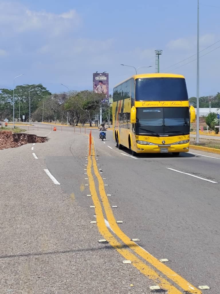 serviciosreport's tweet photo. #04DeMarzo
#Tachira
#SanCristobal
#Vialidad

#Tachirense reporta desde sector de la Av. Antonio José de Sucre, sentido Tariba - San Cristóbal.

En imágenes afectación vial, que espera por reparación.

#1x10DelBuenGobierno
@NicolasMaduro
@NestorLReverol
@RMarcoTorres
@FreddyBernal https://t.co/HeCyzUhDzR