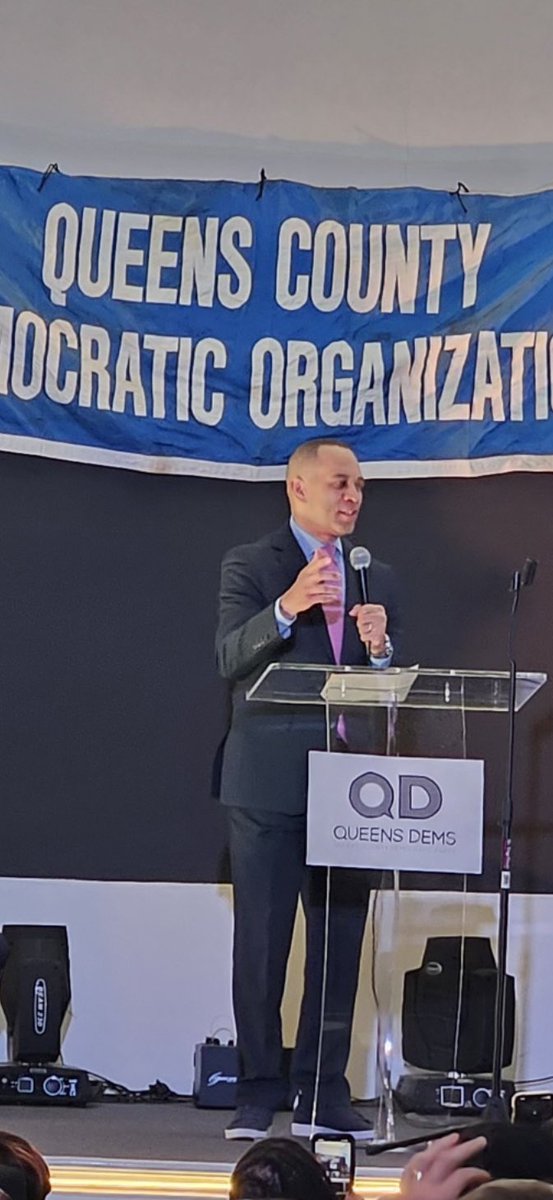 In NYC tonight at an @Queens_Dems event it was excellent to hear @RepJeffries and Congressman Tom Suozzi talking about the importance of the trade union movement, with Hakeem Jeffries stating “We can't do anything without organized labor!” @GovKathyHochul oughta take some notes.
