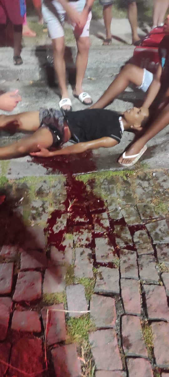 InformeRJO's tweet photo. Um homem que se apresentou como policial baleou um entregador na Rua das Rosas, no Valqueire. O motivo teria sido que o Motoboy não quis entrar no prédio pra realizar a entrega. https://t.co/wmsivAvHnq