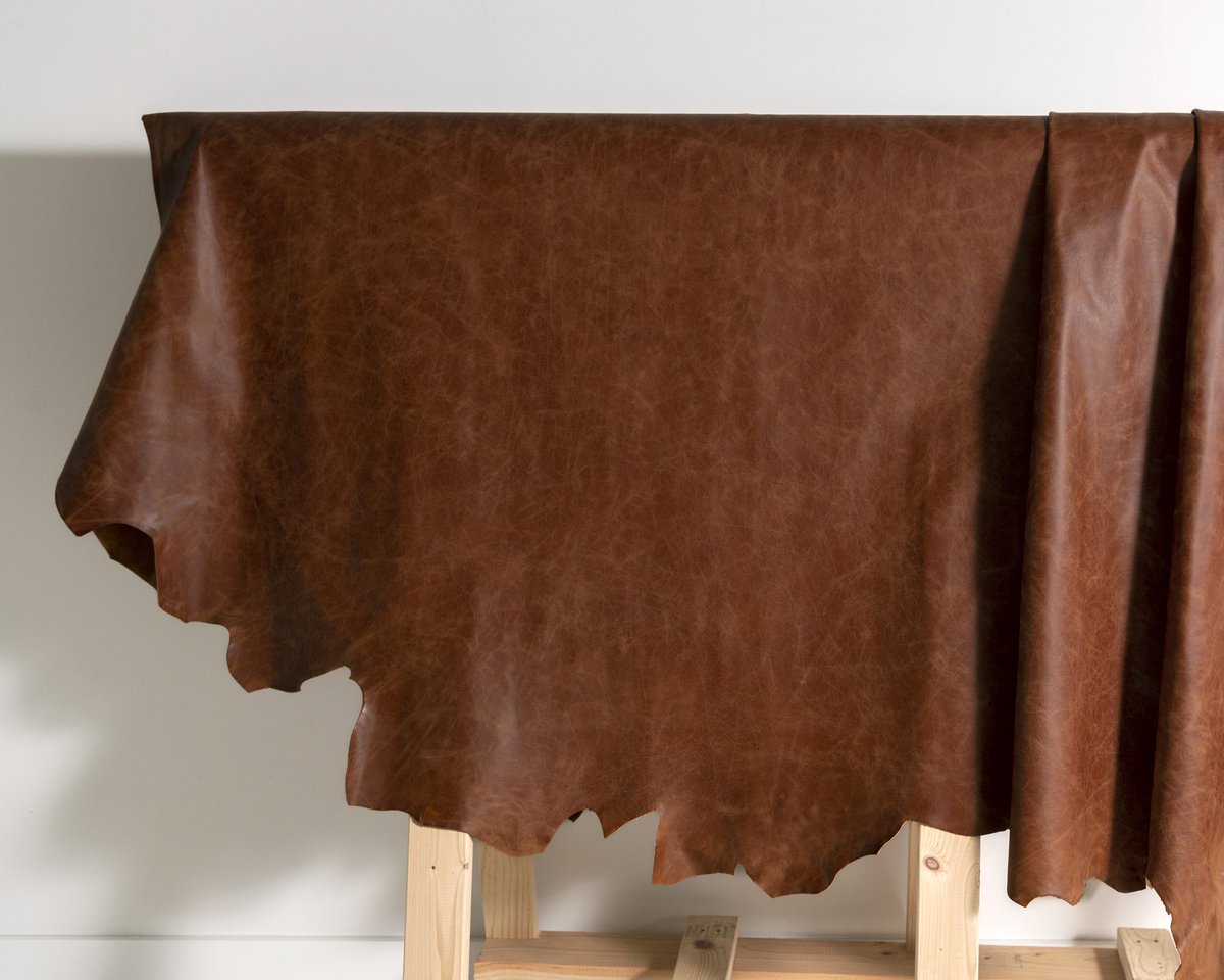 JamieStern_'s tweet photo. Jamie Stern's Triple Crown leather features a distressed, old world look that is perfect for upholstering classic furniture pieces.
#jamiesterndesign #leather #leatherdesign #leatherfurniture #instockleather #leathers #classicleather #interiordesign #design #distressedleather https://t.co/kKYjXSxdHS