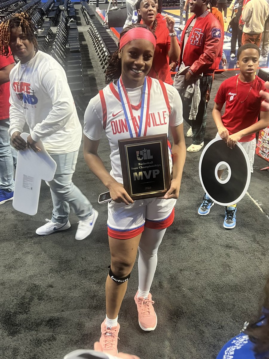 Attention college coaches: you won't want to miss out on this talented player! Standing tall at 5'10" with a strong frame, she puts pressure on the defense with her quickness and strength, allowing her to easily get past defenders. Her IQ on both ends of the floor is undeniable,