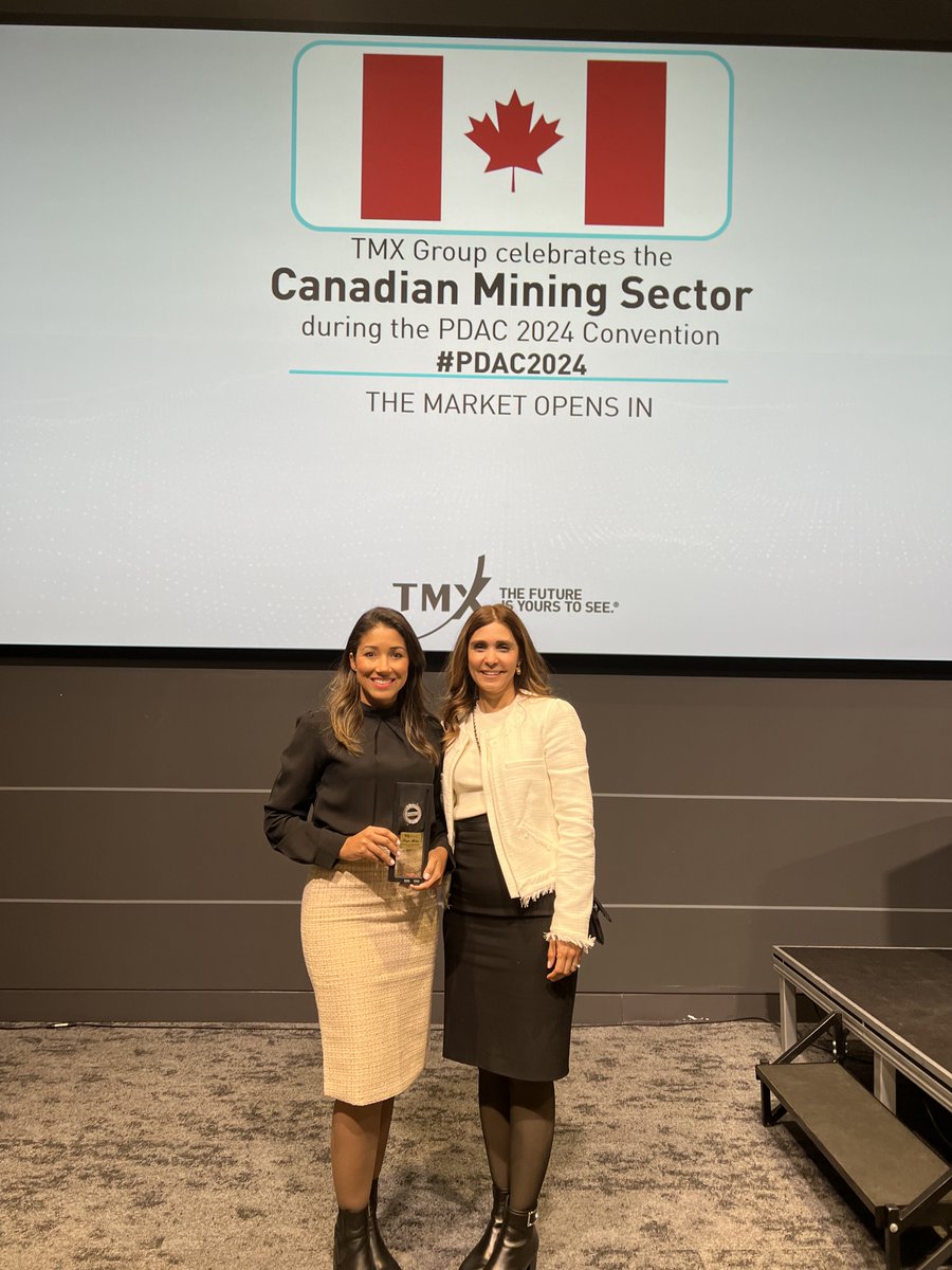 JuanaBarceloC's tweet photo. Orgullosa de acompañar a Soraya Madera mientras recibía el reconocimiento Mujer de Oro 2023-2024 de WIM Central America. Su liderazgo y entrega es una inspiración para todos nosotros en @BarrickRD y en la industria minera. ¡Felicidades Soraya! #WomenInMining #PDAC24 https://t.co/brqSDS7BOT