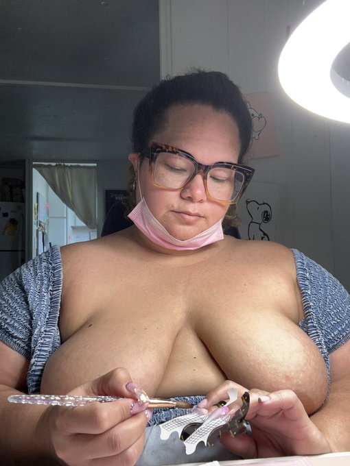 Nail tech with slutty vibes. https://t.co/DVlI6j1kCh