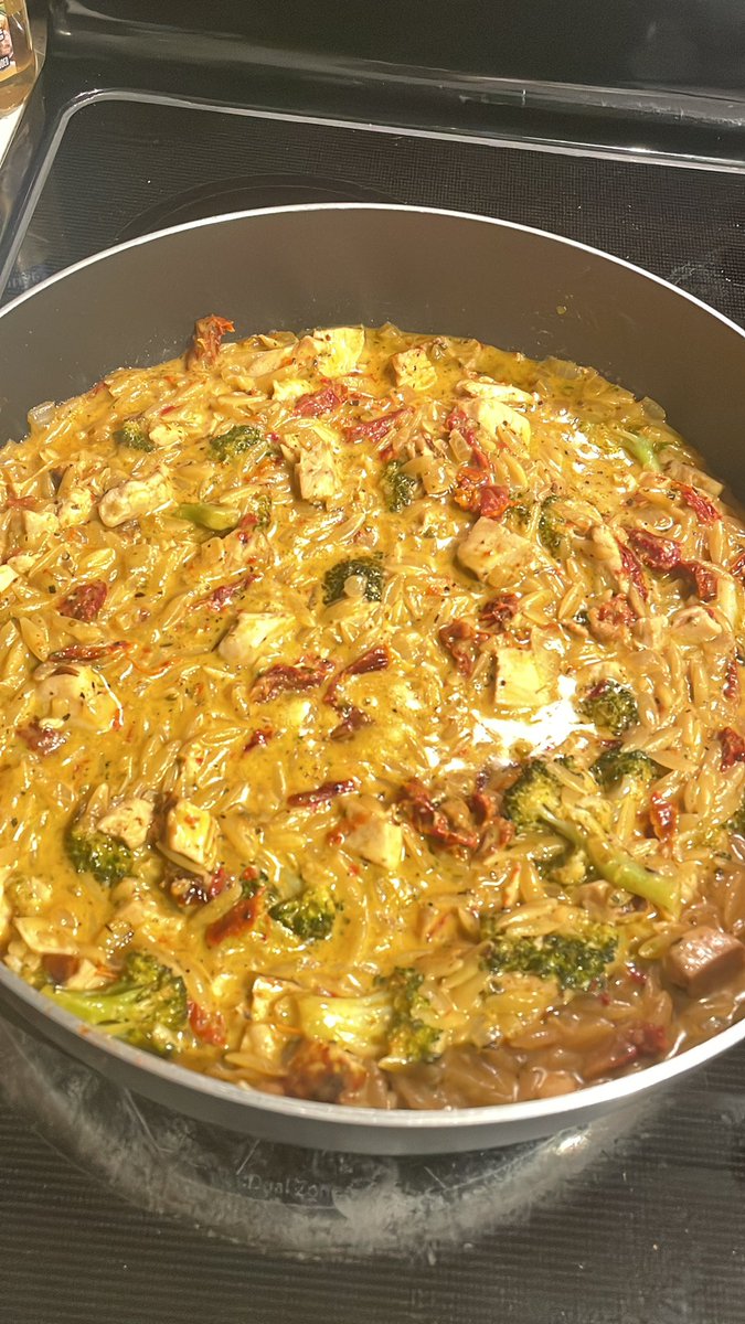 RobbyUro2024's tweet photo. When I have a tough day, cooking helps me destress. Lucky for me my hobby also helps with meal prep. Sun-dried tomato and chicken orzo. https://t.co/WqJ9w7Wu1F