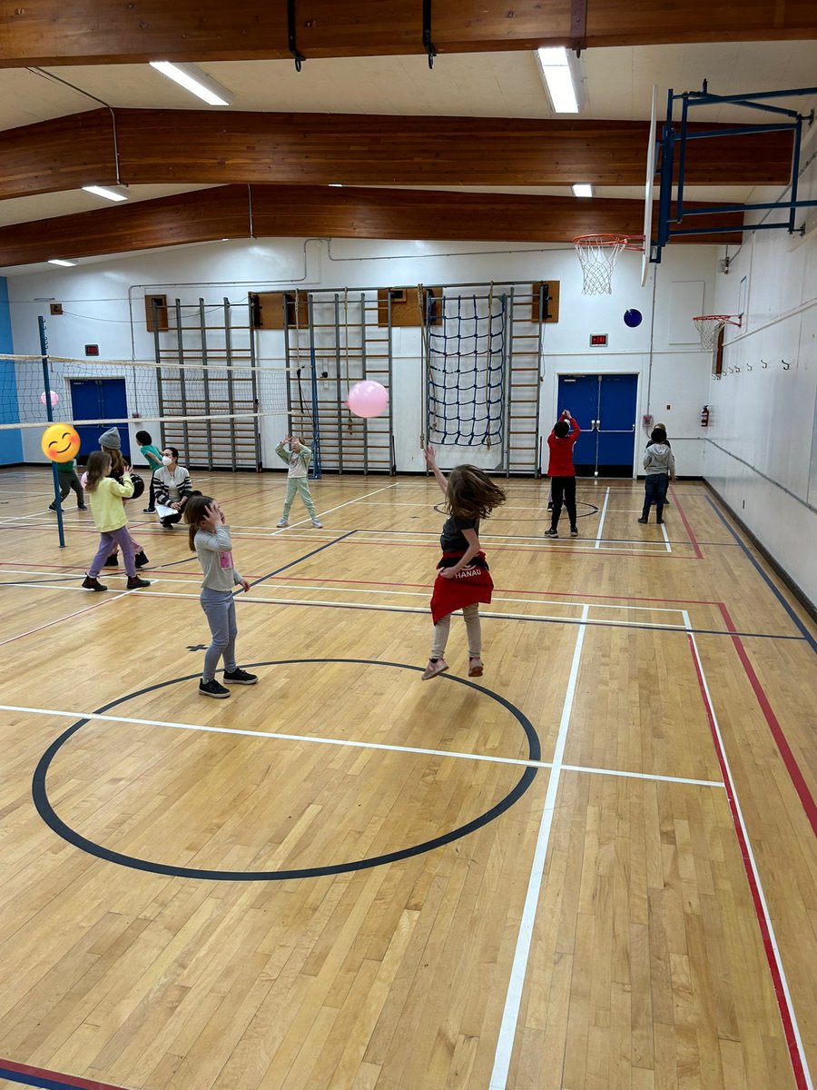 Ms Gondekova’s Gr 2 students learning volleyball skills of bumping and setting with balloons 🎈🎈🎈 @HeightsSeymour @NVSD44 @MsVanderham