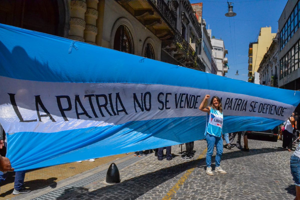 silvia_saravia's tweet photo. Desde Libres del Sur condenamos firmemente el cierre de Telam. Apoyamos y acompañamos la lucha de las y los trabajadores de nuestra agencia estatal de noticias, tan necesaria para la soberanía informativa. 

#TelamNoSeCierra https://t.co/7mLiYWuJ53