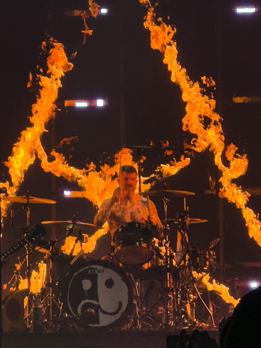 SilvasDesign's tweet image. .@falloutboy absolutely killed it last night in SAC. Amazing show.