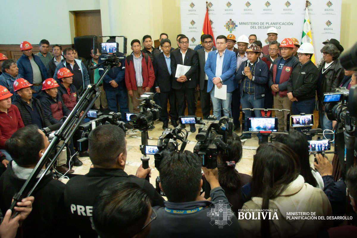 minplanifica's tweet photo. 1/2 #MPD | El Ministro de Planificación del Desarrollo, @s_cusicanqui, junto a Ministros de Estado, y la Central Obrera Boliviana (COB) en su conjunto, dieron por instalada la Comisión Productiva para tratar los puntos del pliego petitorio de la #COB de la gestión 2024. https://t.co/2ZZRuYHBi9