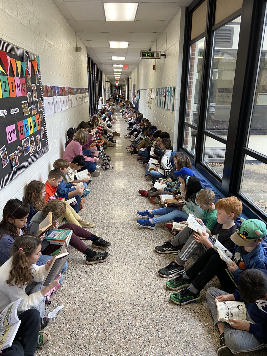 JayBilly2's tweet photo. #ReadAcrossAmericaWeek #ReadingTrain @BearTavernES starting the week with books #beartavernpride https://t.co/4VEwJuObYk