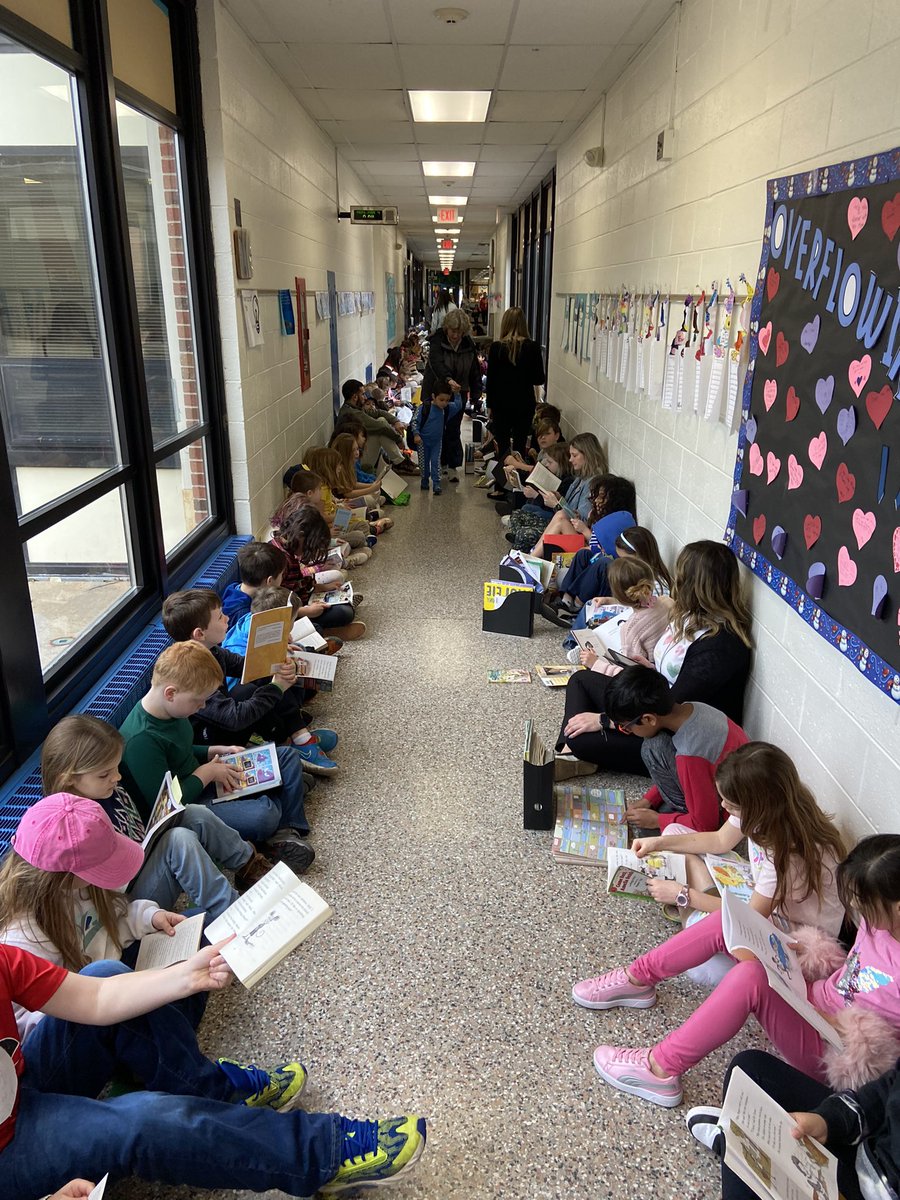 JayBilly2's tweet photo. #ReadAcrossAmericaWeek #ReadingTrain @BearTavernES starting the week with books #beartavernpride https://t.co/4VEwJuObYk