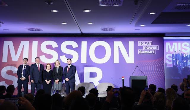 MarosSefcovic's tweet photo. Solar is the fastest-growing source of electricity in Europe. To help keep our momentum, we must ☀️ensure a level playing field ☀️accelerate the roll-out of solar across the EU ☀️strengthen the domestic value chain. The @EU_Commission's ready to help.
#EUSolarCEOForum #SolarWeek https://t.co/wEPNuQgYZY