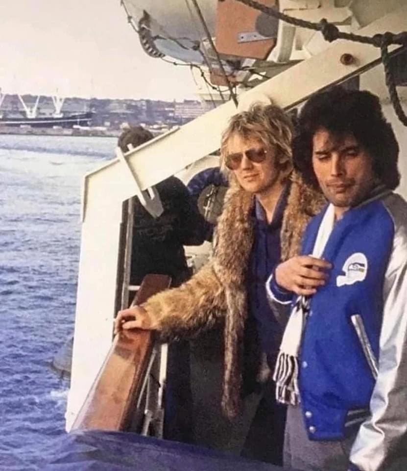 HuskiesFan19's tweet photo. Freddie Mercury of the wonderful band Queen rocking with the Seattle Seahawks! #queenchallenge #Seahawks https://t.co/7d8eAXkOgl